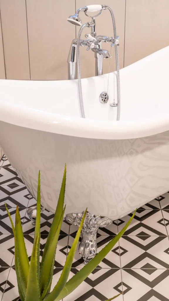 A bath in one of Hartford Halls bathrooms