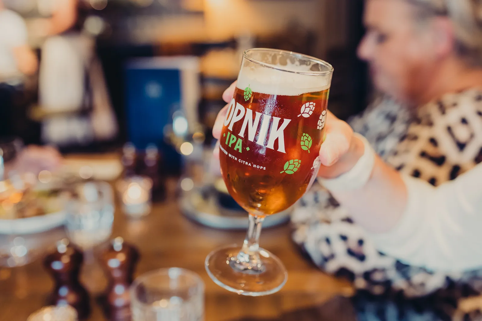 Someone holding Hopnik