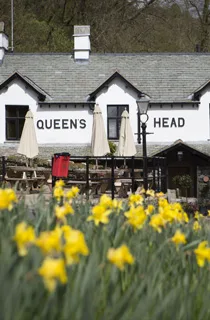 The front of Queens Head Hotel Robinsons Pub